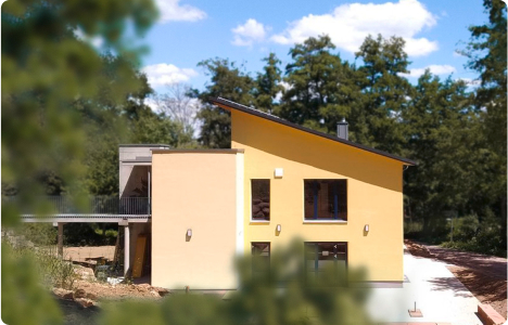 Außenansicht des Strohballenhauses