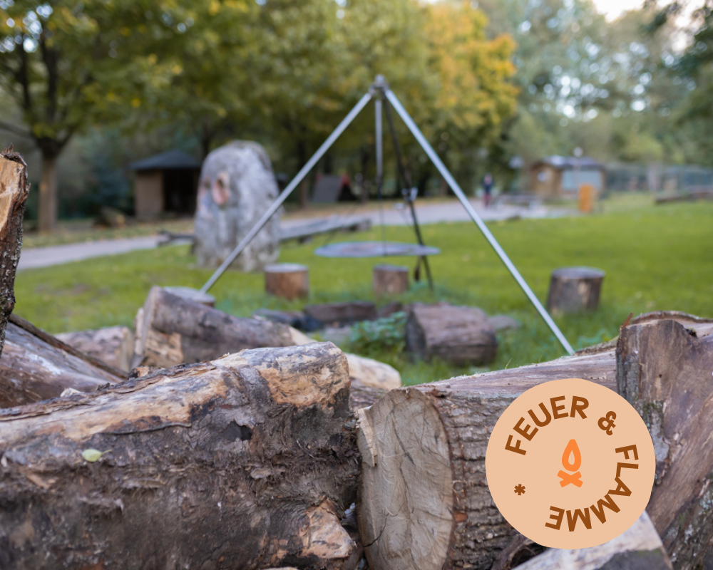 Grillplatz mit Lagerfeuer auf der Spielwiese am Bach